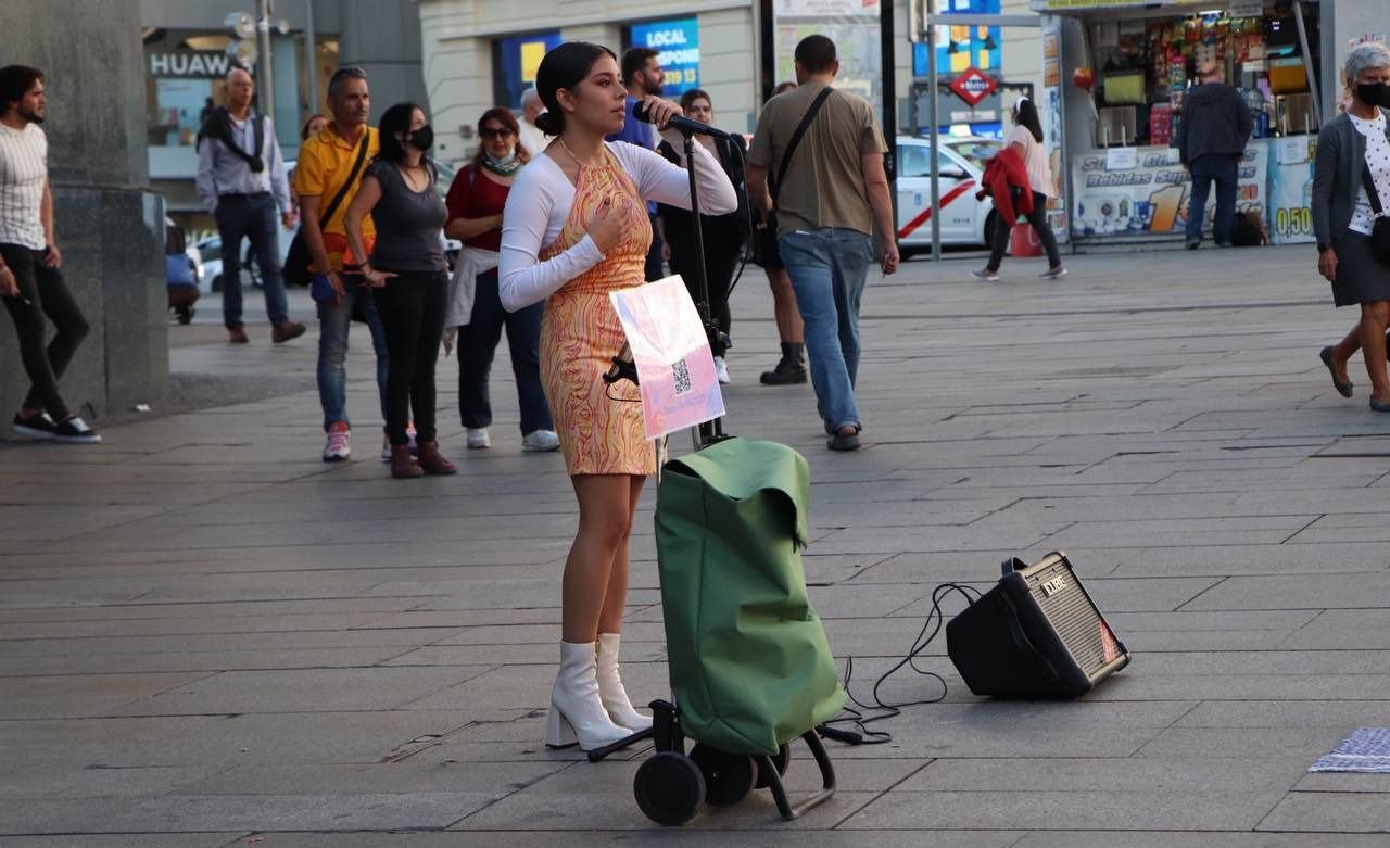 CHica cantando en las calles de Madrid