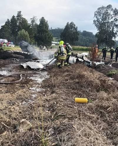 Bomberos apagando las llamas del accidente donde muere Yeison Jiménez