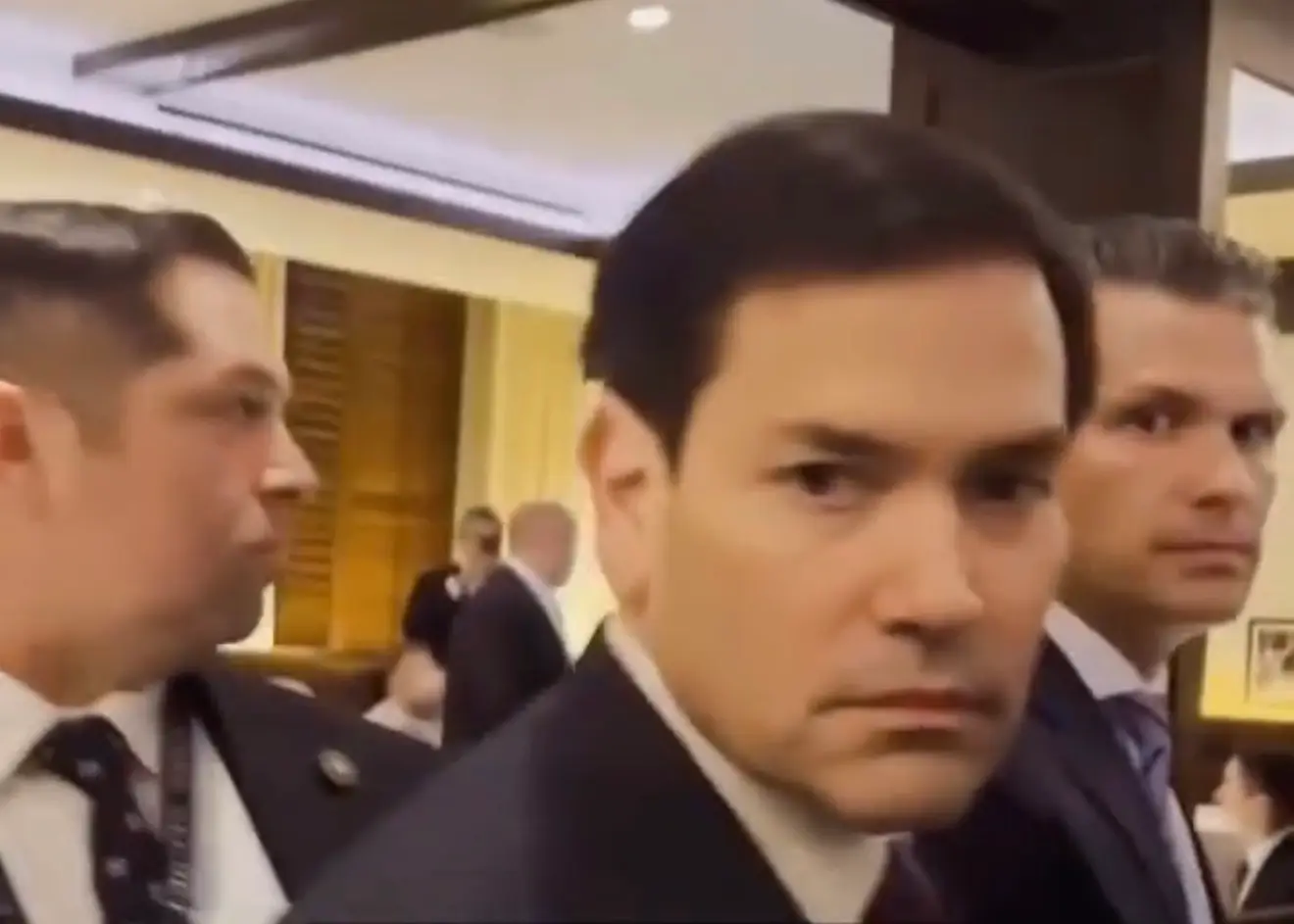 Secretario de Estado increpado por camaras