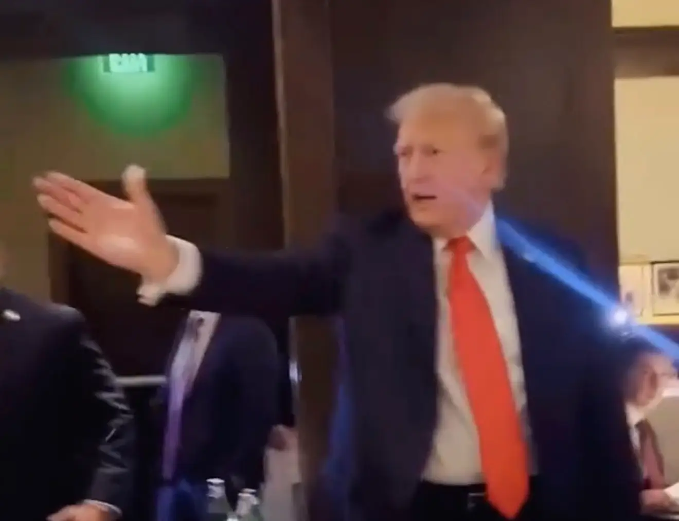 Trump dando ordenes de sacar a las activistas palestinas